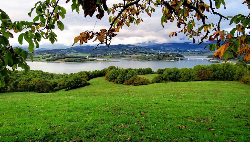 Dove fare il bagno vicino Firenze: laghi, fiumi, piscine e mare a un’ora dalla città
