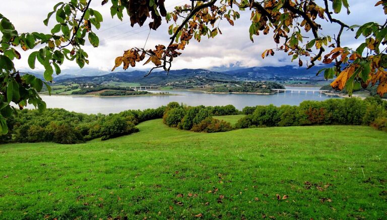 Dove fare il bagno vicino Firenze: laghi, fiumi, piscine e mare a un’ora dalla città