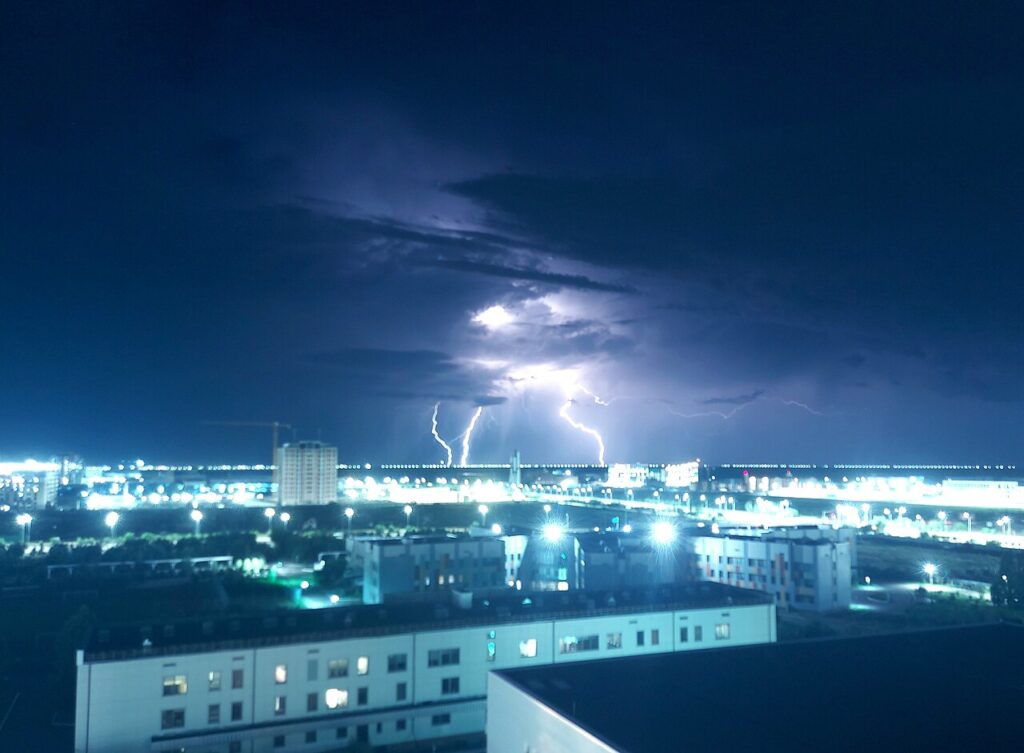 Temporali e grandinate estive a Firenze: come leggere l’allerta meteo e cosa fare
